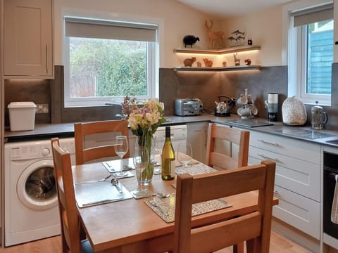 Kitchen/diner | Sunnybank Cottage, Inveralligin, near Torridon