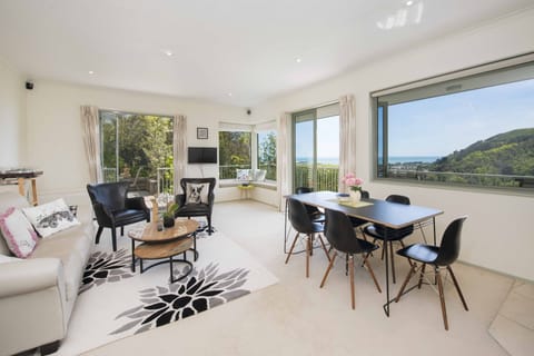 Hilltop Getaway - Nelson Holiday Home