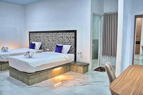 Family Room | Minibar, in-room safe, desk, laptop workspace