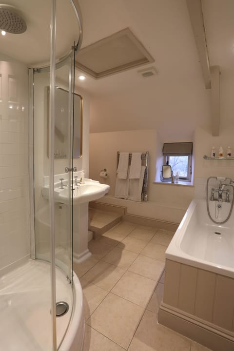 Deluxe Double or Twin Room, 1 Bedroom | Bathroom | Free toiletries, hair dryer, bathrobes, towels