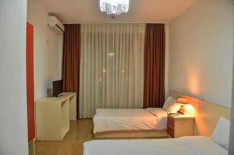 Twin Room | Minibar, in-room safe, desk, free cribs/infant beds