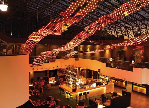 8 restaurants; lunch and dinner served