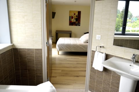 Suite, Terrace, City View (Balneo) | Desk, laptop workspace, soundproofing, free WiFi