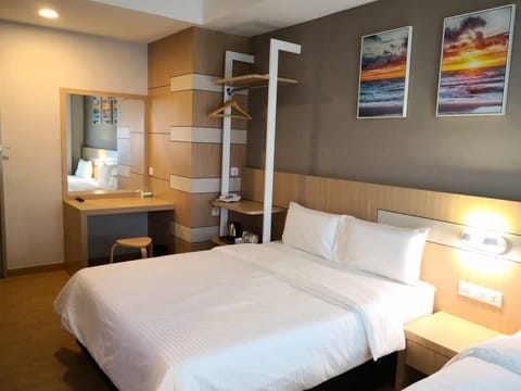 Triple Room | In-room safe, desk, iron/ironing board, free WiFi