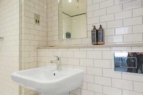 Junior Suite | Bathroom | Eco-friendly toiletries, hair dryer, towels, soap
