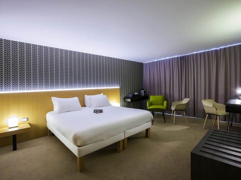 Junior Suite, 1 Double Bed | Select Comfort beds, desk, laptop workspace, blackout drapes