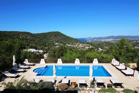 Poolside views with sunbeds for all and stunning views 
