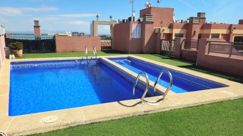 Stunning rooftop pool to all with kids' area. Swim with mountain & city views🏔️
