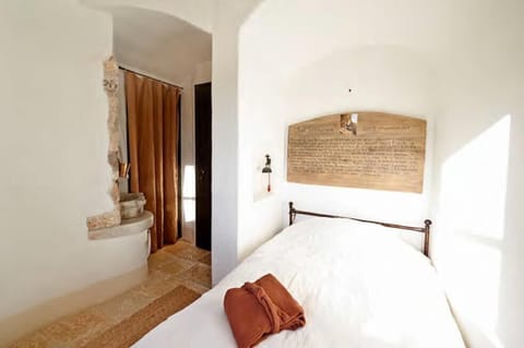 In-room safe, desk, bed sheets