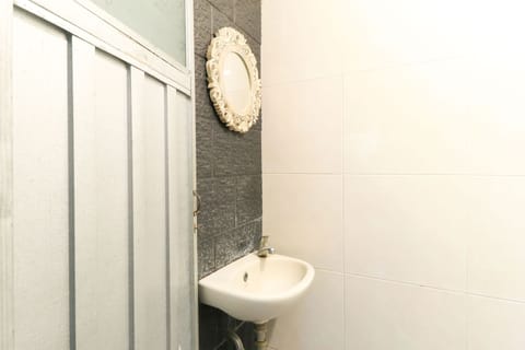 Shower, free toiletries, towels