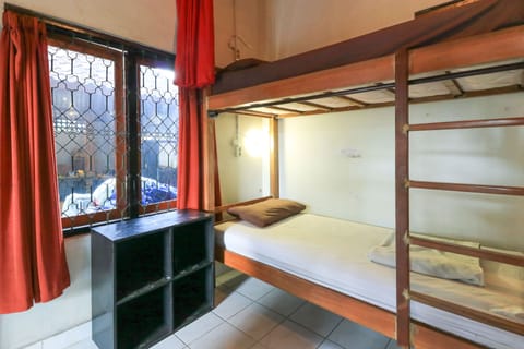 Desk, iron/ironing board, free WiFi