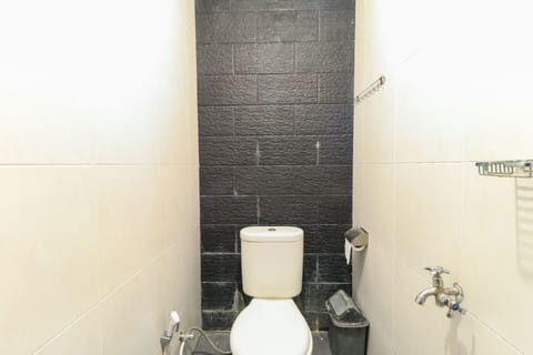 Shower, free toiletries, towels