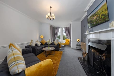 House, 4 Bedrooms (Newtown House) | Living area | Flat-screen TV, DVD player