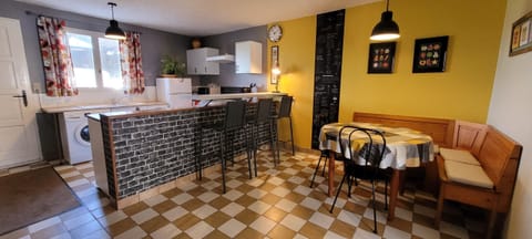 Traditional Cottage, Shared Bathroom (Entre Ciel Et Marais) | Dining