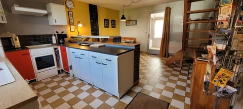 Traditional Cottage, Shared Bathroom (Entre Ciel Et Marais) | Shared kitchen | Highchair