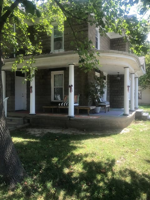 Cozy huge front porch and yard