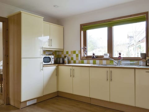 Fully appointed fitted kitchen | Rowan Cottage, Aviemore