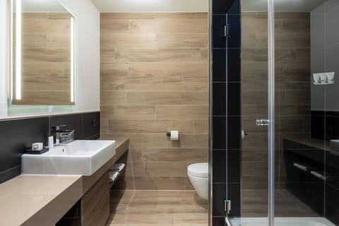 Deluxe Room, 1 King Bed, Non Smoking, City View | Bathroom | Shower, rainfall showerhead, free toiletries, hair dryer