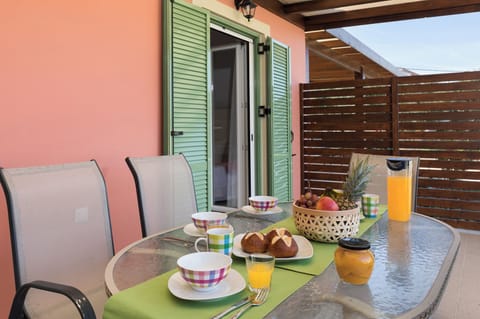 Oleander Apartment Agios Stefanos-outdoor dining area
