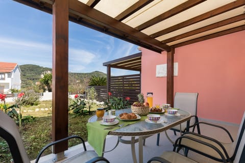 Oleander Apartment Agios Stefanos-outdoor dining area