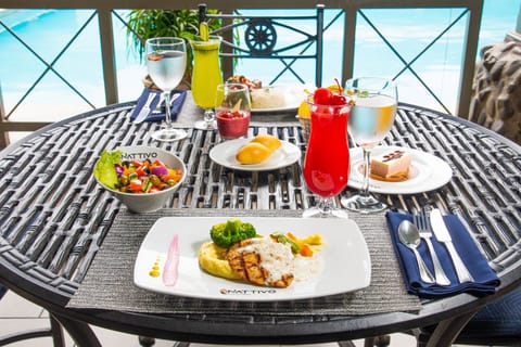 2 restaurants; breakfast, lunch, and dinner served