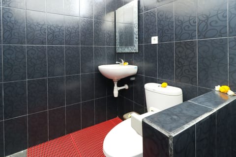 Standard Double Room | Bathroom | Shower, rainfall showerhead, towels