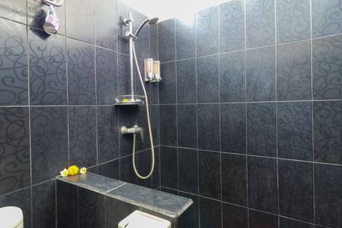 Standard Double Room | Bathroom | Shower, rainfall showerhead, towels