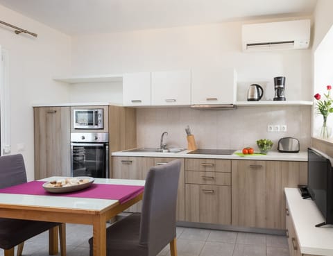 Columbine Apartment Agios Stefanos-kitchen