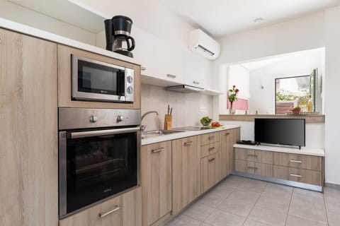 Columbine Apartment Agios Stefanos-kitchen