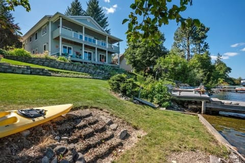 This beautiful house offers families the full lake experience. With a large lawn and waterfront this home is perfect for all. 
