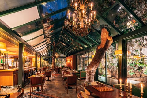 2 restaurants; breakfast, lunch, dinner, and brunch served