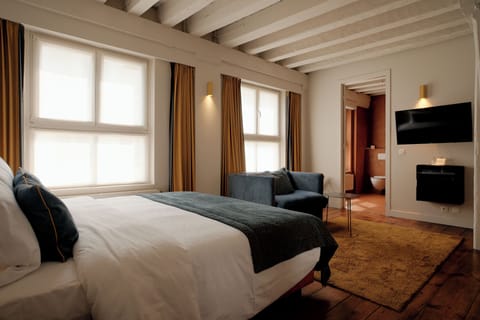 Superior Double Room | Minibar, in-room safe, desk, blackout drapes