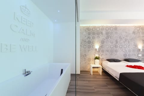 Deluxe Suite, 1 Double Bed, Hot Tub | Hypo-allergenic bedding, in-room safe, soundproofing, iron/ironing board