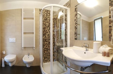 Shower, free toiletries, hair dryer, bidet