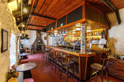 2 bars/lounges, pub