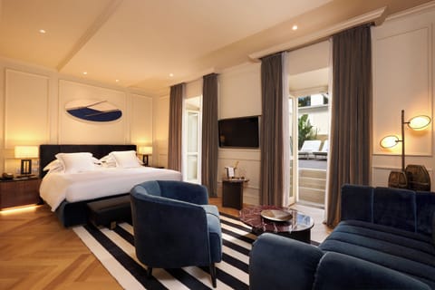 Spa Suite | Premium bedding, down comforters, pillowtop beds, minibar