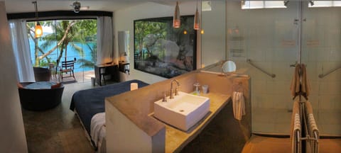 Premium 1 | Bathroom | Shower, free toiletries, hair dryer, towels