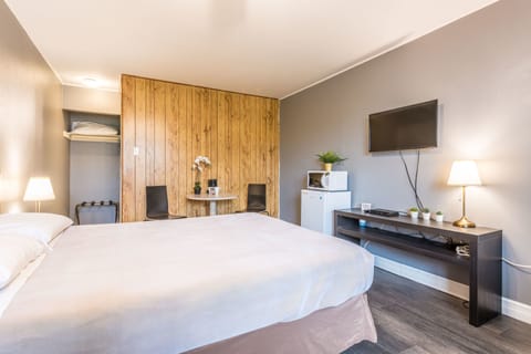 Comfort Double Room, 1 Queen Bed | Desk, iron/ironing board, free WiFi, bed sheets