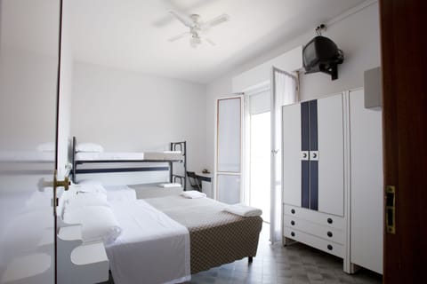 Quadruple Room | In-room safe, desk, free WiFi, bed sheets