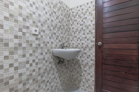 Standard Double Room, Balcony | Bathroom | Shower, rainfall showerhead, towels, soap