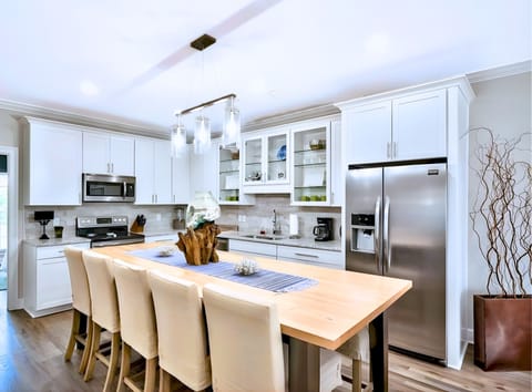 2nd Floor - 🍽️ Dining Area for 8, fully equipped kitchen with granite countertops and stainless steel appliances