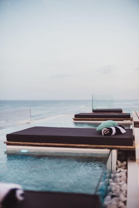 Roof Terrace infinitum with sky pool
