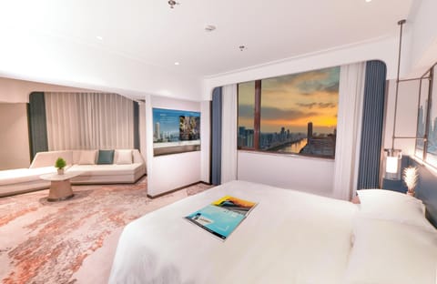 Premier Suite, 1 King Bed | In-room safe, desk, blackout drapes, soundproofing