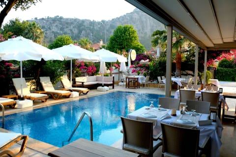 Breakfast, lunch, dinner served; local and international cuisine 