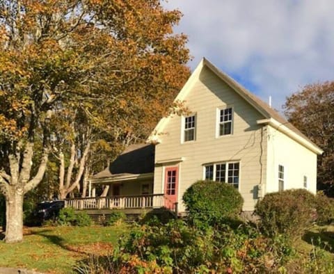 Shirley's House-Beautiful In Town House with Spacious Deck