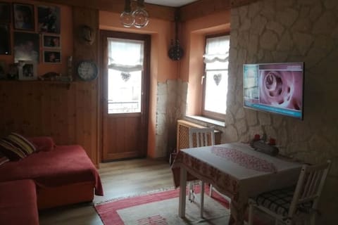 Smart TV, DVD player, books, stereo