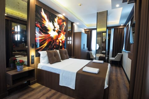 Deluxe Room | Premium bedding, minibar, desk, laptop workspace