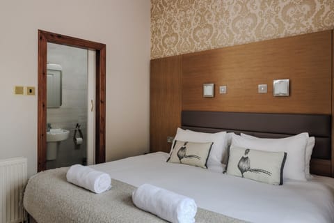 Twin or Super King Room | Iron/ironing board, free WiFi, bed sheets