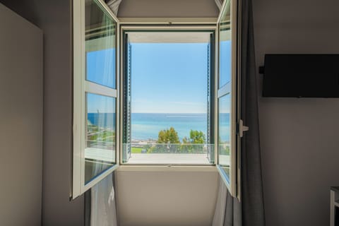 Deluxe Double Room, Sea View | Desk, bed sheets
