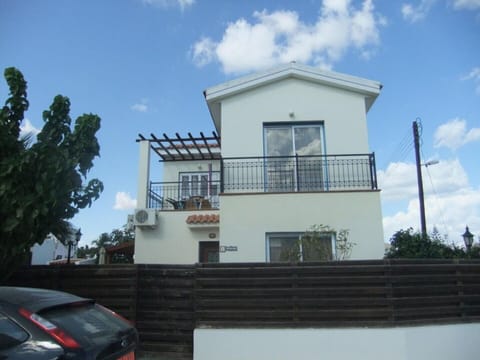 Front view of Artmis